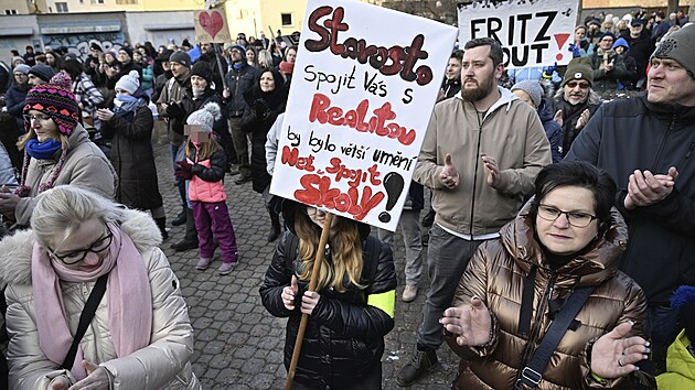 Demonstrace kv�li �kolám. Chystané slou�ení dvou základních �kol v Hole�ov� na...