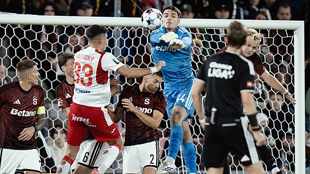 Spar�anský branká� Jakub Surov�ík vyrá�í centr ze standardní situace v utkání...