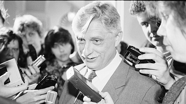 Vysílal proti okupaci, po revoluci vedl diplomacii. Oceněný Dienstbier boural železnou oponu