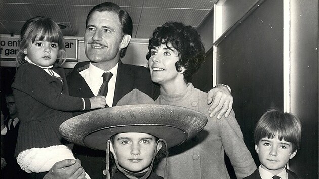 Graham Hill se synem Damonem (vpravo) a zbytkem rodiny po triumfu ve Velké cen�...