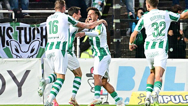 Ale� �ermák z Bohemians se raduje ze vst�elené branky do sít� Mladé Boleslavi.
