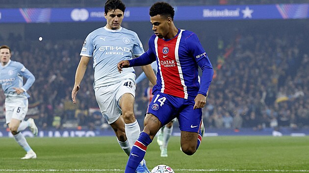 Abdukodir Khusanov z Manchesteru City proti Desire Douemu z PSG.