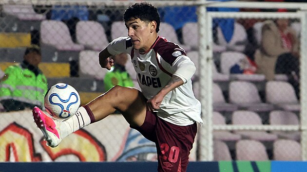 Útočník Allan Wlk z argentinského klubu Lanús v akci.