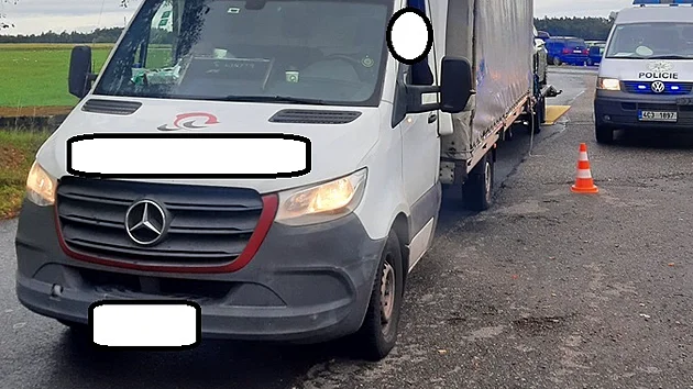 Dodávce chybělo kolo, přesto s ní řidič z Balkánu převážel kontejner a BMW