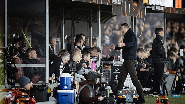 Dánský kou� Sparty Brian Priske diskutuje se svým realiza�ním týmem.