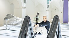 V Liberci vystavuje sochař Wurm obř�­ svetr nebo gauÄ� ve tvaru auta