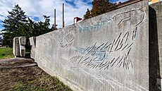 Komunistická Galerie cti v Hradci Králov�© má novou podobu, je v n�­ vysekaný pes