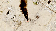 Ho�ící rafinerie Saudi Aramco po zásahu húsíjským dronem (3. �íjna 2026)