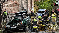Ukrajinské záchranné slu�by pracují v reziden�ní �tvrti po ruském leteckém...