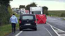 Smrtelná nehoda u P�erova nad Labem na Nymbursku. �ena p�echázela mimo p�echod,...