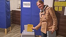 Anna Gamanová, lídryn� uskupení Klade�áci, ve volební místnosti. (9. �íjna 2026)