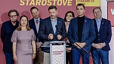 Volební �táb Starost�. Zcela vpravo obhajující senátor Petr �t�pánek, který...