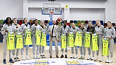 Basketbalistky ZVVZ USK Praha s trenérem Martinem Ba�tou b�hem mediálního dne...