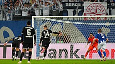 Patrik Schick, úto�ník Bayeru Leverkusen, zahrává penaltu v zápase s Lechem...