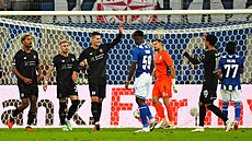 Patrik Schick, úto�ník Bayeru Leverkusen, slaví se spoluhrá�i gól proti Lechu...
