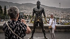 Christiano Ronaldo osobn�. V nad�ivotní velikosti stojí p�ed muzeem socha...