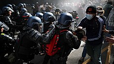 Tvrdé st�ety. P�vodn� klidné demonstrace se �asem zm�nily v násilnou �e�, na...