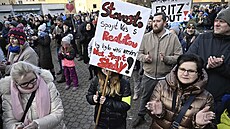 Demonstrace kv�li �kolám. Chystané slou�ení dvou základních �kol v Hole�ov� na...