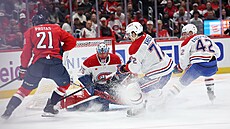 Montrealský branká� Jakub Dobe� v akci v zápase s Washingtonem.