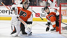 Branká� Joseph Woll a obránce Oliver Bonk z Philadelphie reagují po inkasovaném...