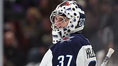 Connor Hellebuyck v brán� Winnipegu.