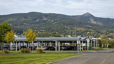 Parkovi�t�, které pojme a� p�t set automobil�, tvo�í na 2 700 fotovoltaických panel�.