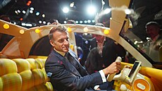 Francouzský prezident Emmanuel Macron p�i náv�t�v� zahajovacího dne autosalonu...