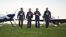 �eské akrobatické kvarteto Red Bull Aerobatic Team si troufne na nejt잚í výzvy...