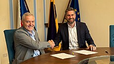 Lídr volby pro Teplice Petr Slaví�ek (vlevo) a jedni�ka hnutí ANO Ji�í �tábl...