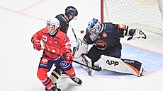 Branká� Ahman zasahuje proti pardubické st�ele.