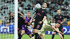 Defenziva Sabahu �e�í závar p�ed svojí brankou v zápase proti Slavii.