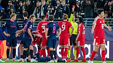 Michael Olise z Bayernu Mnichov vidí �ervenou kartu v utkání s Vikingem.