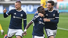 Olomou�tí fotbalisté se radují z gólu Ahmada Ghaliho.