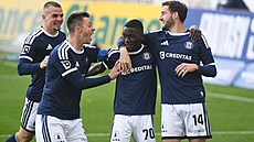 Olomou�tí fotbalisté se radují z gólu Ahmada Ghaliho.