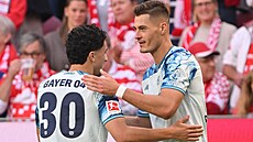 Úto�ník Patrik Schick z Leverkusenu slaví sv�j gól s Ibrahimem Mazou.