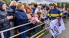 �okej Keith Donoghue slaví s diváky vít�zství ve Velké pardubické.