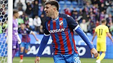 Plze�ský zálo�ník Stefan Pirgi� se raduje z gólu.