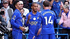 Fotbalisté Chelsea se radují z gólu, který vst�elil Joao Pedro.