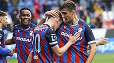 Plze�tí fotbalisté se radují z gólu.