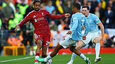 Liverpoolský Bradley Barcola se sna�í uvolnit s mí�em v utkání proti...