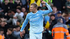 Úto�ník Erling Haaland z Manchesteru City se raduje z gólu.