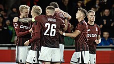 Spar�an�tí fotbalisté se radují z gólu Jaroslava Zeleného (vlevo).