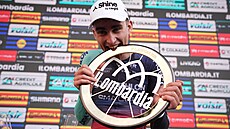 Francouzský cyklista Paul Seixas slaví na pódiu vít�zství v závod� Kolem...