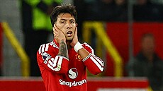 Lisandro Martínez p�estoupil do Manchesteru United z Ajaxu v �ervenci 2022 za...