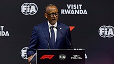 Paul Kagame, prezident Rwandy, mluví na tiskové konferenci formule 1.