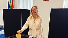 Kandidátka hnutí ANO do Senátu Sandra Tsoukernik vhazuje p�i druhém kole...