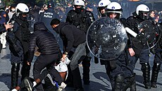 Stovky lidí v Bruselu protestovaly proti zm�nám ve �kolství a policejním...