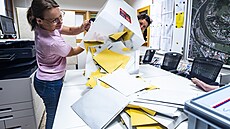 Vysypáváni volební urny ve volební místnosti. S�ítání hlas� za�alo. (10. �íjna...