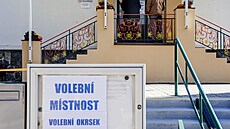 Druhé kolo senátních voleb. Volební místnost ve �kolce Bachma�ská v Kolín�....