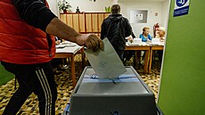 Druhé kolo senátních voleb. Volební místnost ve �kolce Bachma�ská v Kolín�....